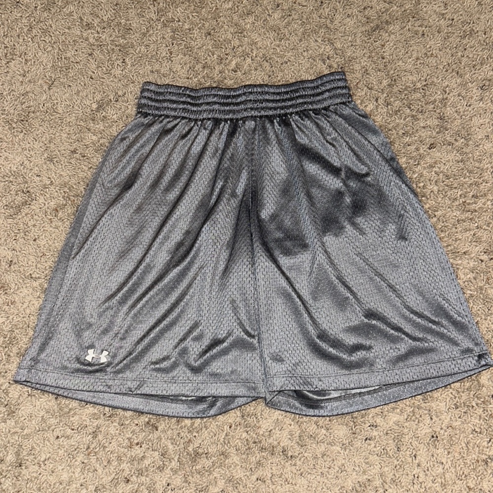 UNDER ARMOUR GRAY SMALL SHORTS